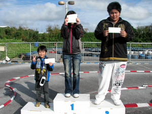 �r�M�i�[�N���X�`���C���E�g�b�v�R