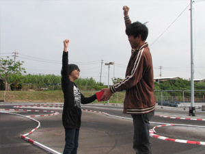 �r�M�i�[�N���X�`�����s�I��